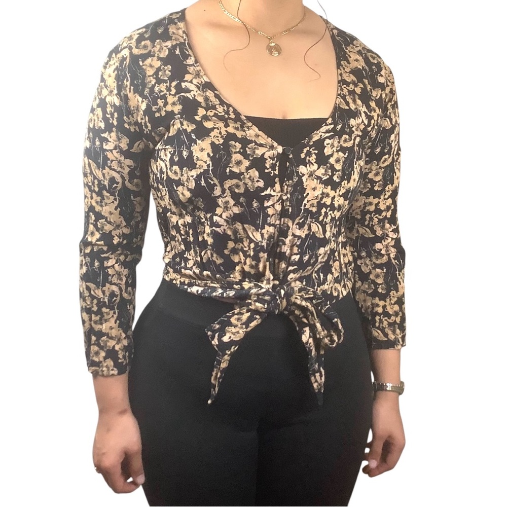 🛍️ 2/$25 Hinge Meteorite Poppy Floral Tie Front Blouse Medium